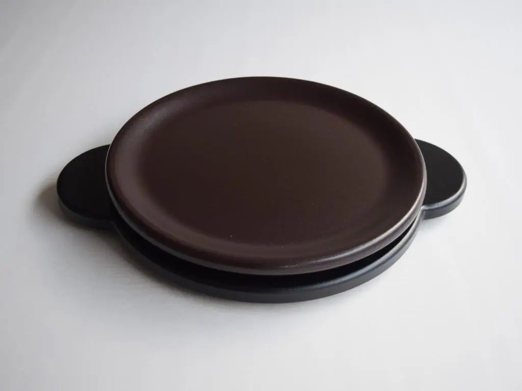 Plato Refractario Doble Esmalte 29 Cm. Con Soporte Madera