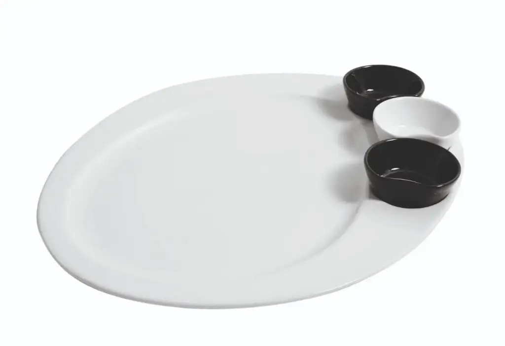 Zz26 Plato Oval Con 2 Salseras Negras Y 1 Blanca 34X28X2 Cm.