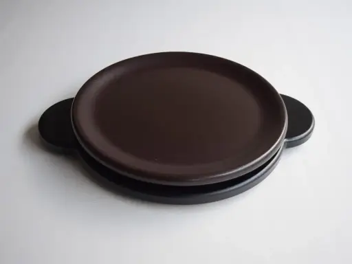 [9472] Plato Refractario Doble Esmalte 29 Cm. Con Soporte Madera