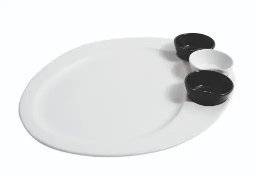 [B2924] Zz26 Plato Oval Con 2 Salseras Negras Y 1 Blanca 34X28X2 Cm.